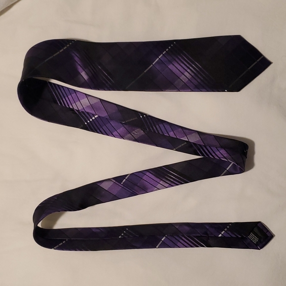 Men's Purple with Black and Silver pattern Van Heusen Tie - Picture 1 of 4